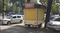 Будка для продажи кофе на ул.Киевской стоит незаконно, ее должны убрать, - мэрия