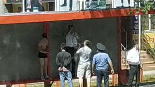 На одной из оставновок Бишкека стоял голый мужчина