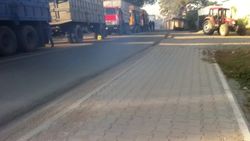 В Канте вдоль дороги, камАЗы перевозящие свеклу, загрязняют воздух. Видео