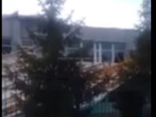 Видео – Ветер снес крышу здания суда Джети-Огузского района