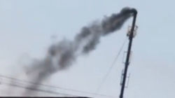 Из бани «Элнур» в Ак-Орго идет плотный черный дым. Видео