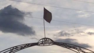 На арке при въезде в село Чет-Булак в Жалал-Абаде висит порванный флаг (видео)