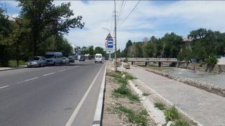 В Бишкеке на ул.Малдыбаева новый знак остановки закрыл знак ограничения скорости (фото)