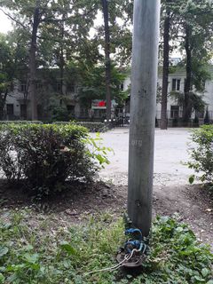 На участке бульвара Эркиндик в Бишкеке у основания столба торчат неизолированные провода