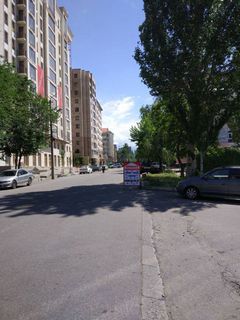 Фото — Бишкекчанин просит убрать рекламную стойку с проезжей части перекрестка Исанова и Токтогула