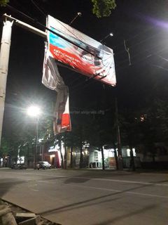 На пересечении улиц Ахунбаева и Юнусалиева рекламный баннер висит на троллейбусных проводах (фото)