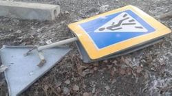 На Ауэзова сбили дорожный знак. Фото горожанина