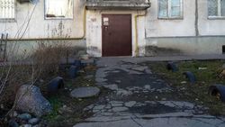 Во дворе дома на Ахунбаева нет скамеек. Фото горожанки