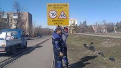 «Бишкекасфальтсервис» установил дорожный знак в 5 мкр. Фото