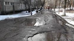 Бишкекчанка жалуется на состояние дороги возле школы-лицея №64. Фото