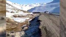 Ручьи размывают дорогу на перевале Өтмөк. Видео