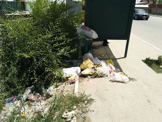 Остановку на ул.Куюкова недалеко в Арча-Бешике превратили в мусорную площадку