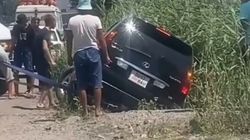 Lexus GX 470 вылетел с дороги и оказался среди камышей. Фото