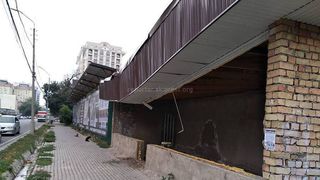 Крыша объекта на Токтогула-Исанова представляет угрозу пешеходам
