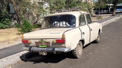 На Айни-Жаманбаева стоит безхозный автомобиль без госномера. Фото