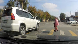 Lexus GX 470 едва не сбил женщину с ребенком на зебре. Видео Амана