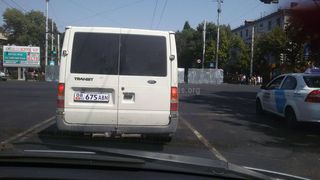В Бишкеке ехал бусик с необычно написанным госномером
