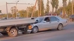 В Бишкеке паровозиком столкнулись 3 машины. Видео