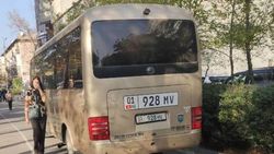 Водитель автобуса МВД оштрафован на 1000 сомов за парковку на тротуаре на Манаса
