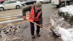 «Тазалык» израсходовал 354 тонны соли на подсыпку дорог. Фото