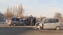 В Александровке столкнулись две легковушки. Фото Евгения