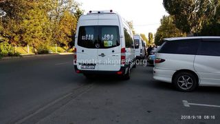 Бишкекчанин жалуется на беспорядочную парковку на Ибраимова-Кулатова