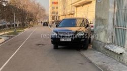 Lexus RX 350, у которого штрафы в 4000 сомов, систематически паркуется на тротуаре по Айтматова. Фото