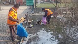 «Тазалык» убрал мусор на детской площадке в Асанбае