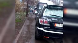 Жительница Бишкека жалуется на водителей, которые паркуют машины, занимая половину тротуара