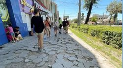 Горожанка Кристина просит отремонтировать тротуар возле Ошского рынка