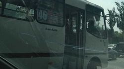 «Жара». Автобус №46 едет с открытой дверью. Фото горожанина