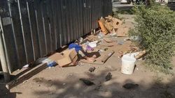 Бомжи продолжают разбрасывать мусор на Гоголя-Фрунзе. Фото