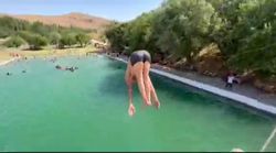 Прыжок мужчины в бассейн в Лейлеке вызвал восторг в соцсетях. Видео