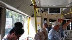 В троллейбусе №10 поручни слишком высоко, пассажиры не достают. Фото горожанина