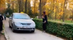 Водитель «Шевроле Лачетти» едет по тротуару в Ореховой роще. Видео