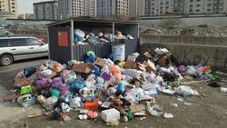 На улице Молдобасанова, 13 скопилась гора мусора