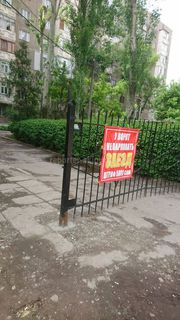В Бишкеке перекрыли въезд во двор дома №97 по улице Абдрахманова