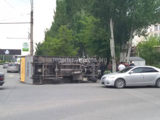 Фото — В Асанбае перевернулся грузовик