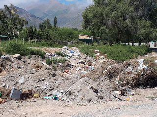 Жителю села Кашат на Иссык-Куле стыдно перед туристами из-за мусора вдоль дороги <i>(фото)</i>