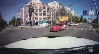 На улице Ибраимова водитель проехал на красный, - очевидец. Видео