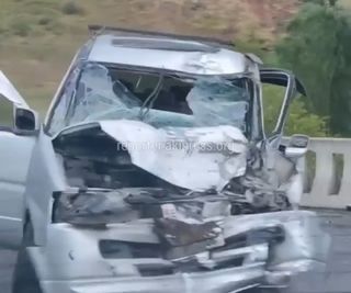 На трассе Бишкек—Ош столкнулись «Хонда Степвагон» и грузовик