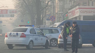 В центре Бишкека произошло ДТП с участием машины патрульной милиции. Ответ УПСМ