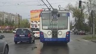 Водители троллейбусов №11 поворачивали со второго ряда на Юнусалиева, не создавая аварийных ситуаций, - мэрия