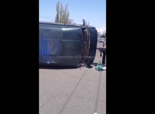 На Жибек Жолу-Алма-Атинская в результате ДТП перевернулась маршрутка, пострадали два пассажира <b><i>(видео)</i></b>