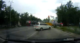 «Дорожные войны»: Таксист на «Тойоте» хулиганит и нарушает ПДД. Видео