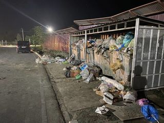 Когда уберут мусор в 12 мкр? Фото горожанина
