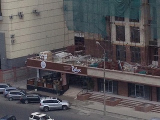 Законно ли, что в недостроенном здании по ул. Токтогула работает кафе, ведь объект еще не сдан? - гражданин <b><i>(фото)</i></b>