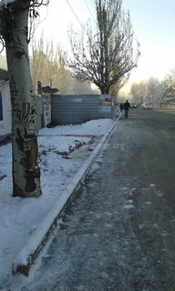 Пешеходы вынуждены выходить на проезжую часть улицы Ибраимова из-за забора, который перегородил тротуар, - читатель <b><i>(фото)</i></b>