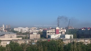 Житель Бишкека вновь жалуется на едкий дым, выходящий из трубы бани «С легким паром!» <i>(фото)</i>
