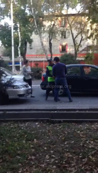 В Бишкеке на ул.Байтик Баатыра сотрудник патрульной милиции и пешеход вступили в словесную перепалку <i>(видео)</i>